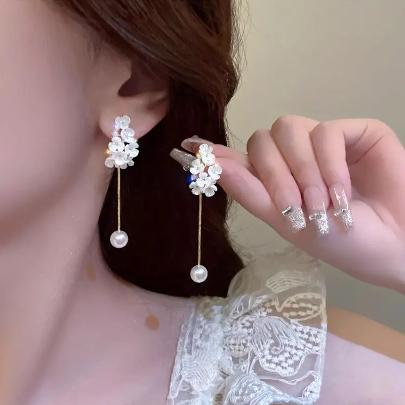 Sweet and romantic flower earrings with elegant temperament earrings suitable for daily banquets and outdoor travel wear
Sweet and romantic flower earrings with elegant temperament earrings suitable for daily banquets and outdoor travel wear