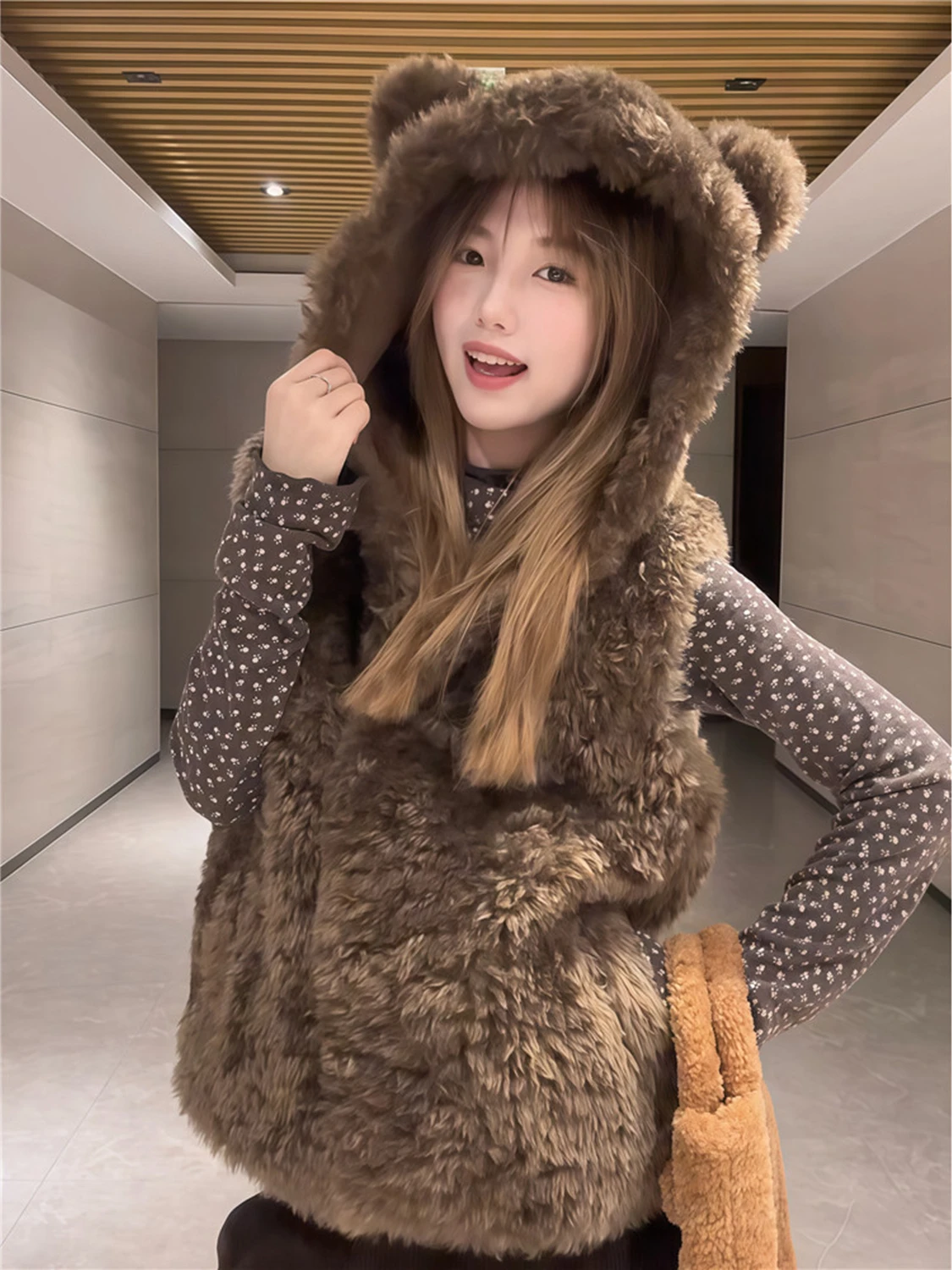 ort Lamb Fur Jaet Women's Hooded Vest Bear Ear Design Eco-Friendly Synthetic Leather Jaet Small Size Faionable Outerwear
ort Lamb Fur Jaet Women's Hooded Vest Bear Ear Design Eco-Friendly Synthetic Leather Jaet Small Size Faionable Outerwear