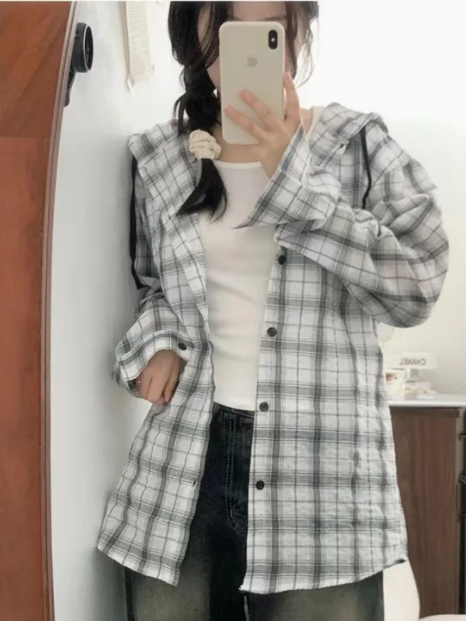 Корейское клетчатое пальто с капюшоном, женское, с длинными рукавами, на одной пуговице, повседневное, модное, с защитой от солнца, весна 2026
Корейское клетчатое пальто с капюшоном, женское, с длинными рукавами, на одной пуговице, повседневное, модное, с защитой от солнца, весна 2026