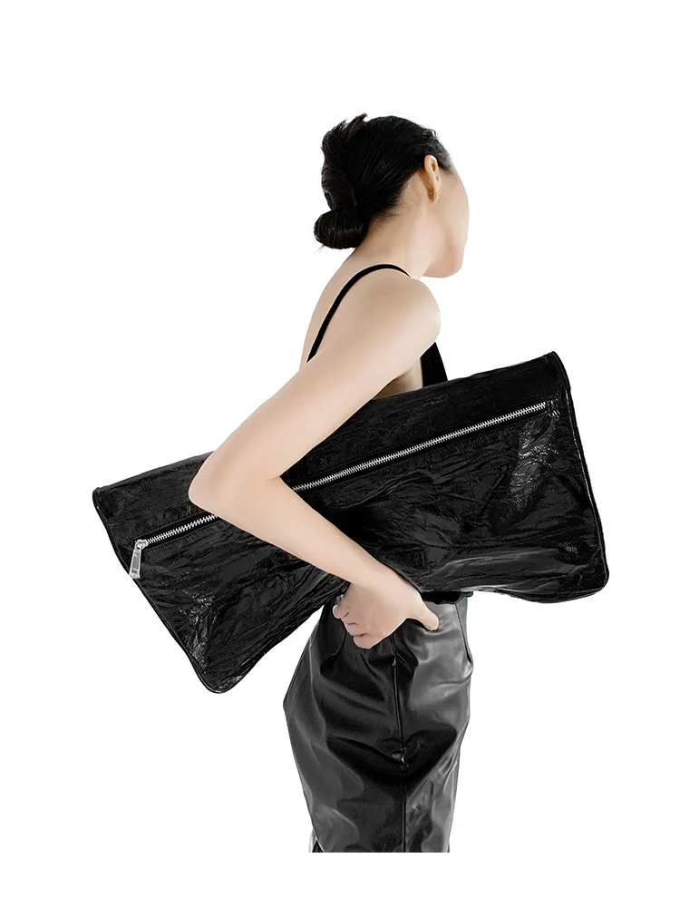 2025 European And American Fashion Pleated Large Capacity Handbag Original High-end Personalized Shoulder Bag For Women Trendy
2025 European And American Fashion Pleated Large Capacity Handbag Original High-end Personalized Shoulder Bag For Women Trendy