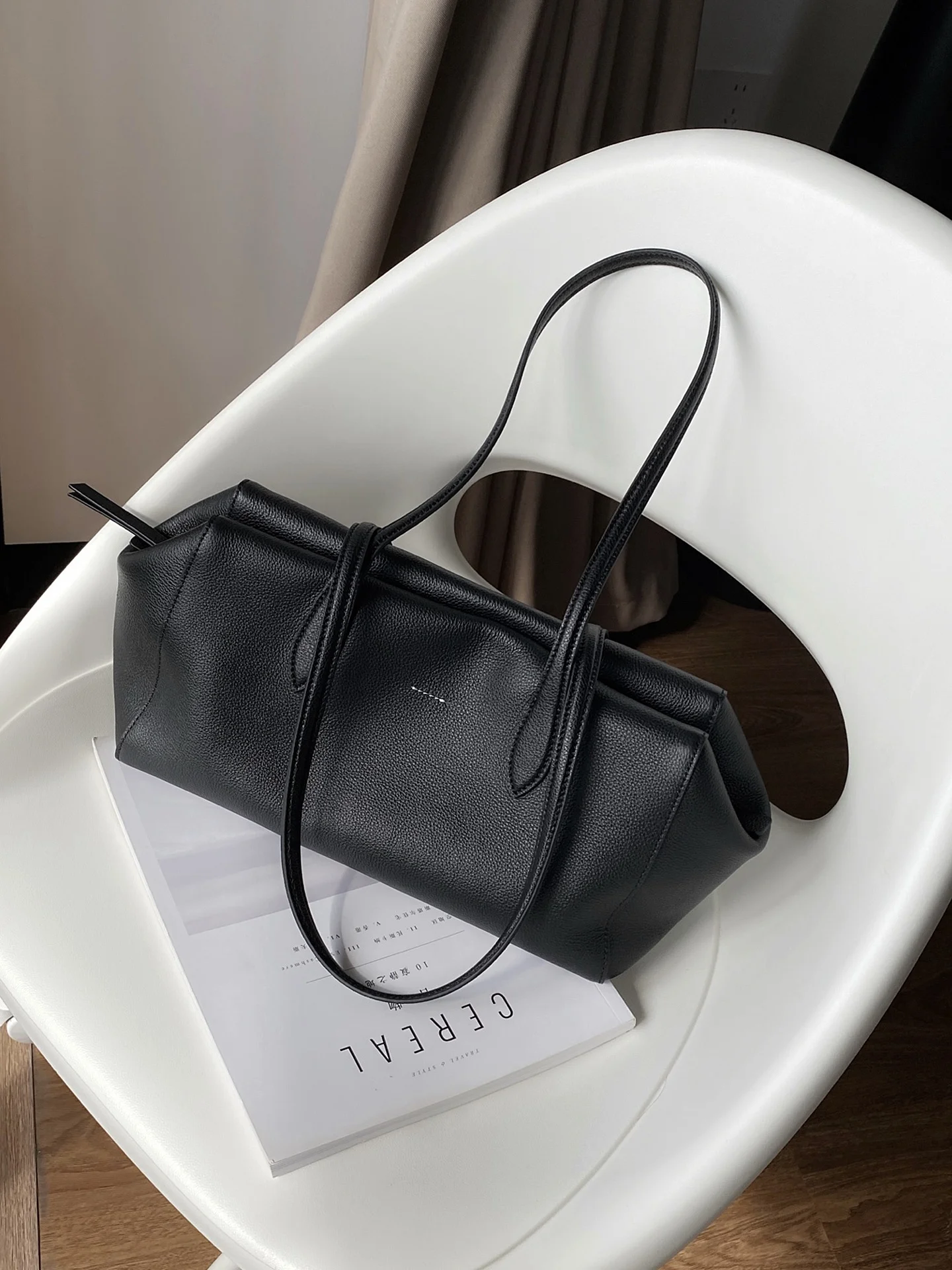 Top Layer Cowhide Single Shoulder Tote Bag for Women Fashionable Versatile Commuter Bag Soft Leather Handbag Zipper Closure
Top Layer Cowhide Single Shoulder Tote Bag for Women Fashionable Versatile Commuter Bag Soft Leather Handbag Zipper Closure