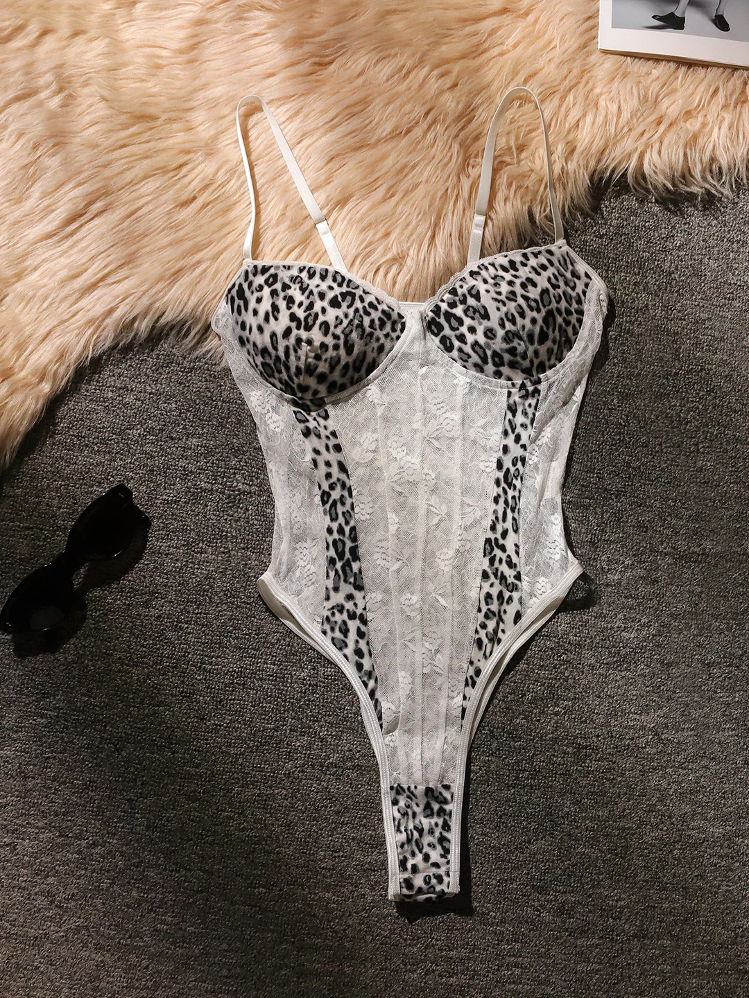 Сексуальный кружевной жилет с леопардовым принтом в стиле пэчворк, женский жилет с внутренней подушечкой, базовый слой, цельная одежда, дышащий дизайн с v-образным вырезом
Сексуальный кружевной жилет с леопардовым принтом в стиле пэчворк, женский жилет с внутренней подушечкой, базовый слой, цельная одежда, дышащий дизайн с v-образным вырезом