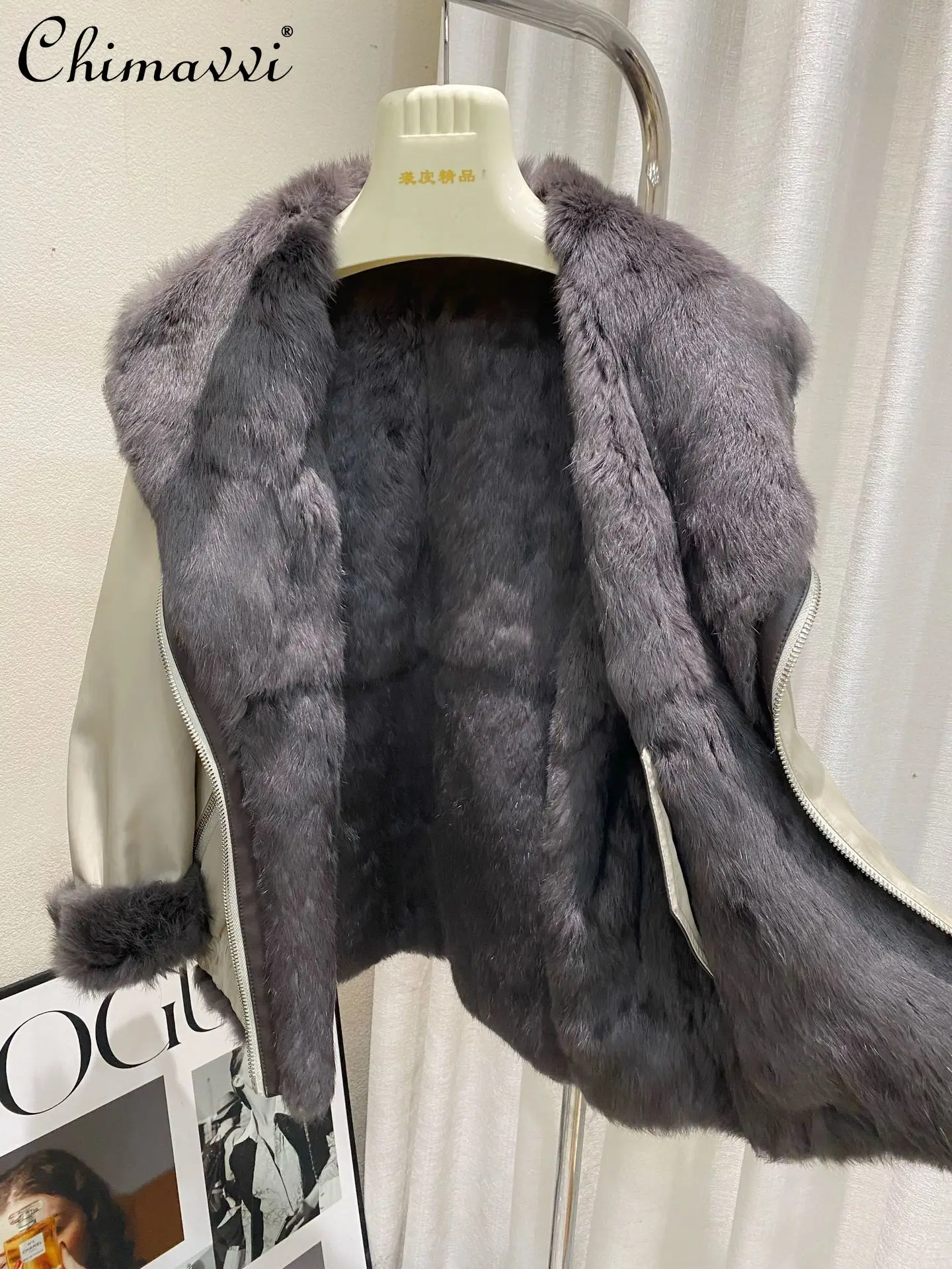 Корейская модная повседневная утолщенная теплая парка с отложным воротником и длинным рукавом на молнии, свободные двусторонние меховые пальто, женские зимние
Корейская модная повседневная утолщенная теплая парка с отложным воротником и длинным рукавом на молнии, свободные двусторонние меховые пальто, женские зимние