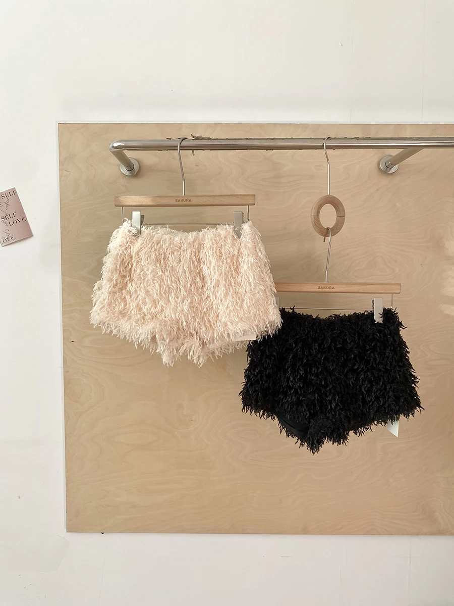 2025 Autumn Winter New Retro Small Versatile Design Fluffy High Waist Casual Wide Leg Short Hot Pants Women's Fashion
2025 Autumn Winter New Retro Small Versatile Design Fluffy High Waist Casual Wide Leg Short Hot Pants Women's Fashion