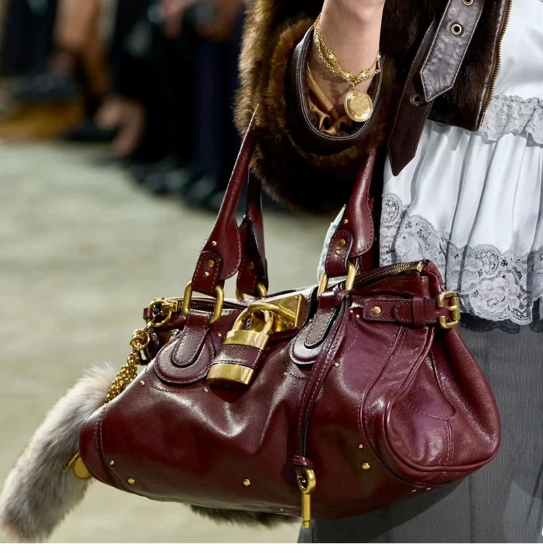 Роскошный клатч с металлической ручкой, женская изысканная сумка через плечо под мышками, сумки с замком и пряжкой, женская большая сумка
Роскошный клатч с металлической ручкой, женская изысканная сумка через плечо под мышками, сумки с замком и пряжкой, женская большая сумка