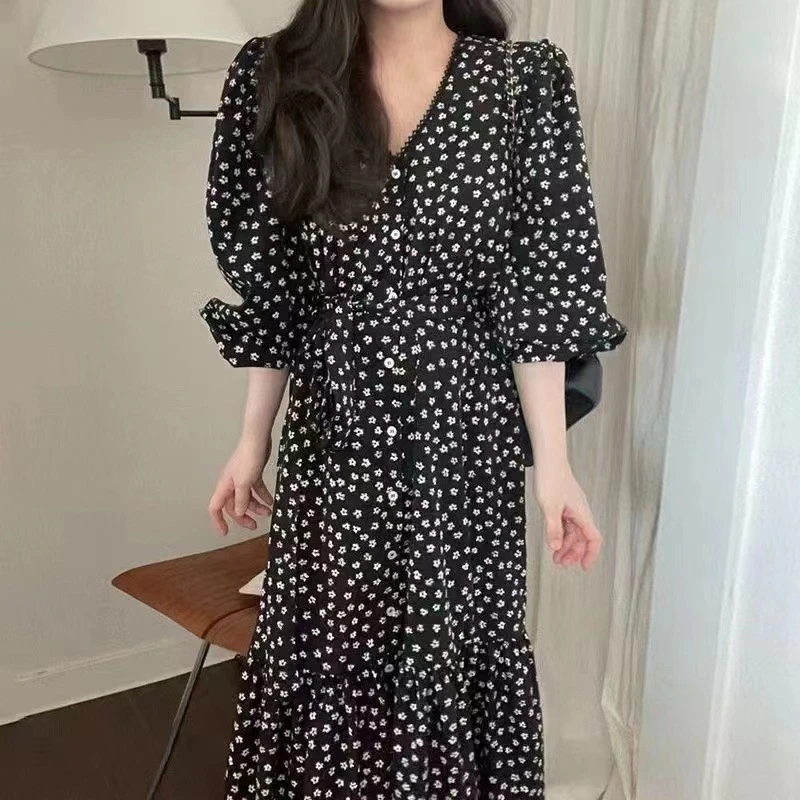 Women Autumn French Style V Neck Floral Print Puff Sleeve Dress Tie Waist Elegant Chic Midi Dress 2025 New Arrival
Women Autumn French Style V Neck Floral Print Puff Sleeve Dress Tie Waist Elegant Chic Midi Dress 2025 New Arrival