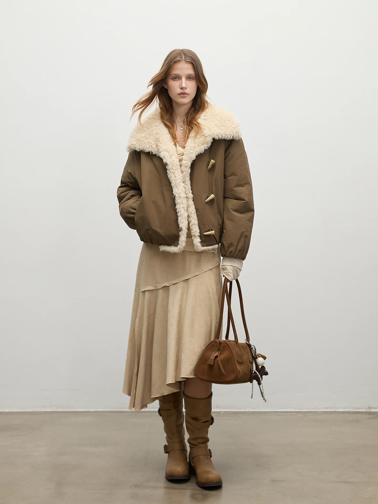 Экологичное пальто с меховым воротником в стиле ретро в стиле пэчворк, верхняя одежда на пуговицах, молодежное длинное пальто свободного покроя для женщин
Экологичное пальто с меховым воротником в стиле ретро в стиле пэчворк, верхняя одежда на пуговицах, молодежное длинное пальто свободного покроя для женщин