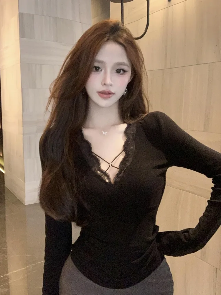 Sexy Slim Fit Long Sleeve V-Neck Lace Trim Base Shirt Women's Autumn Winter Fashionable Commute Style Inner Wear Top
Sexy Slim Fit Long Sleeve V-Neck Lace Trim Base Shirt Women's Autumn Winter Fashionable Commute Style Inner Wear Top