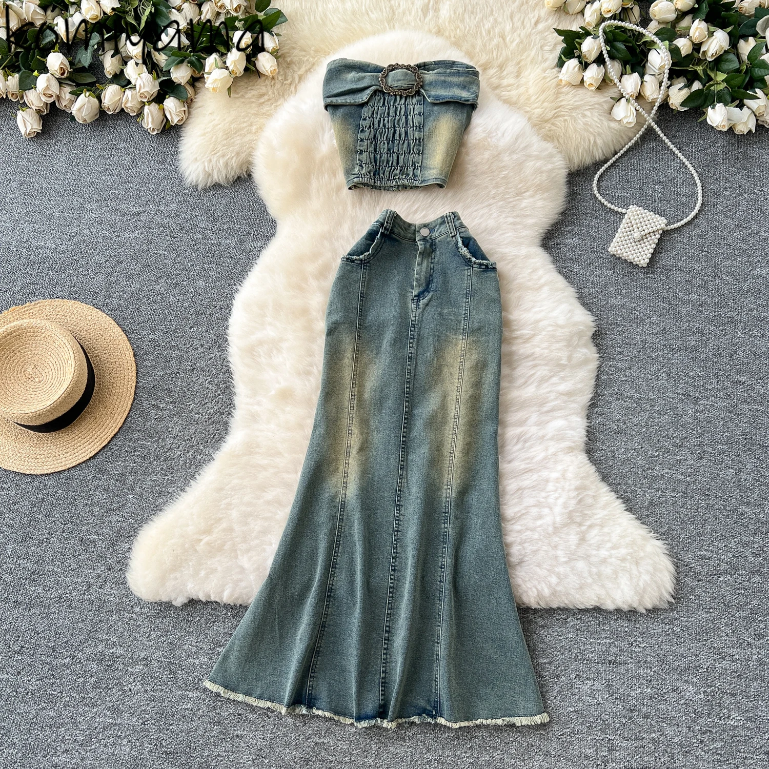 Hot Girls 2 Piece Sets Woman Metal Buckle Pleated Camis Double Pockets High Waist Bodycon Skirt 2025 Summer New Denim Suit
Hot Girls 2 Piece Sets Woman Metal Buckle Pleated Camis Double Pockets High Waist Bodycon Skirt 2025 Summer New Denim Suit