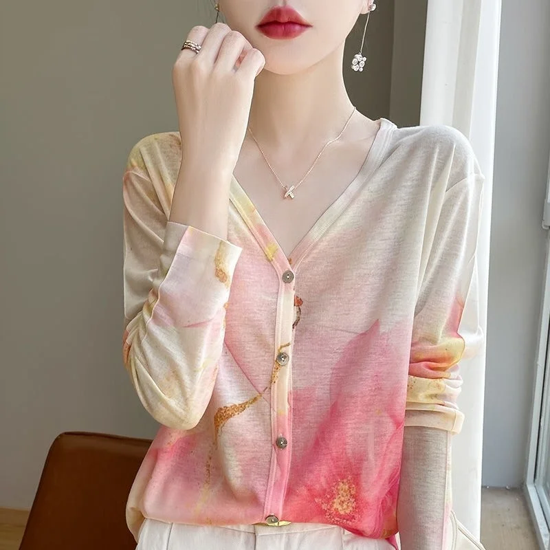 2025 New Silk T-Shirt Female V-Neck Thin Cardigan Printed Top Spring Summer Fashion Sun Protection Long Sleeve Tee Shirts Coat
2025 New Silk T-Shirt Female V-Neck Thin Cardigan Printed Top Spring Summer Fashion Sun Protection Long Sleeve Tee Shirts Coat