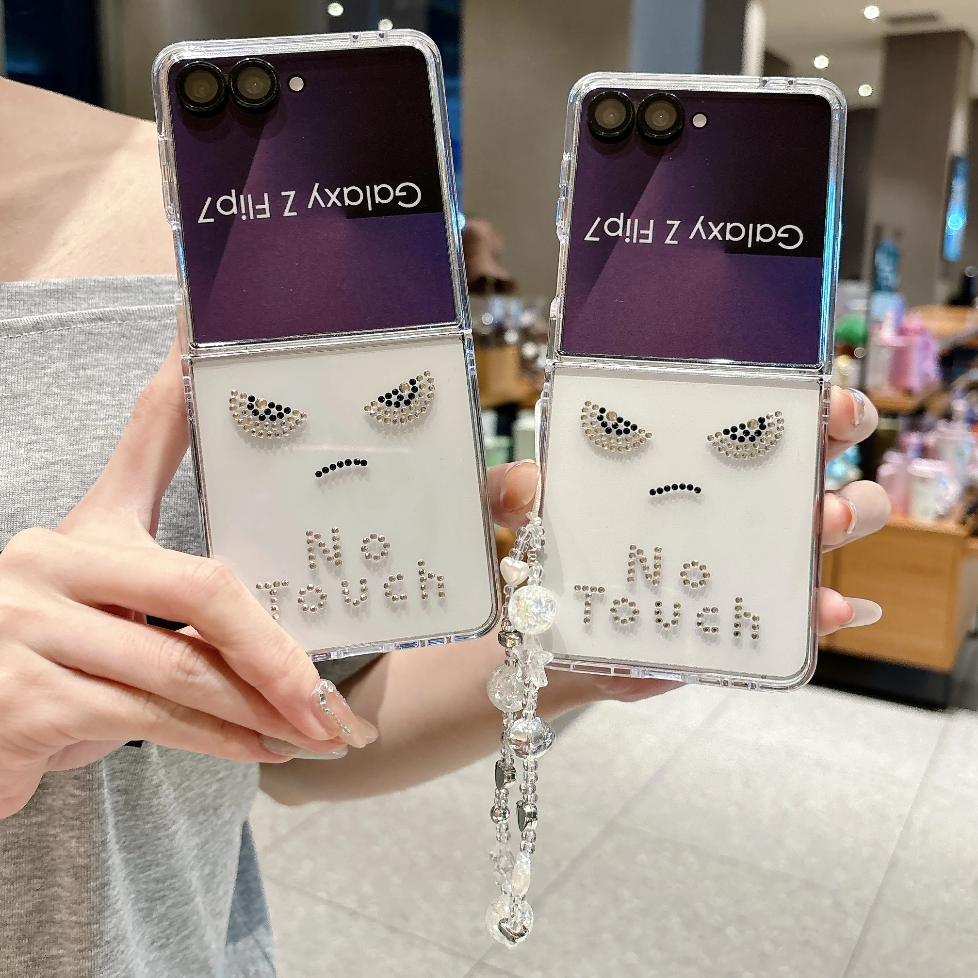 Y2K Edgy Clear Shiny Rhinestone Not Touch Phone Case for SamSung Galaxy Z Flip 7 4 5 6 3 Crystal Star Heart Beaded Chain Cover
Y2K Edgy Clear Shiny Rhinestone Not Touch Phone Case for SamSung Galaxy Z Flip 7 4 5 6 3 Crystal Star Heart Beaded Chain Cover