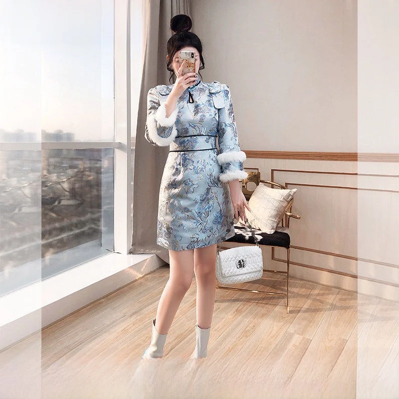 Новое китайское традиционное новогоднее платье для женщин, улучшенная модель, с прямым воротником, длинное.
Новое китайское традиционное новогоднее платье для женщин, улучшенная модель, с прямым воротником, длинное.