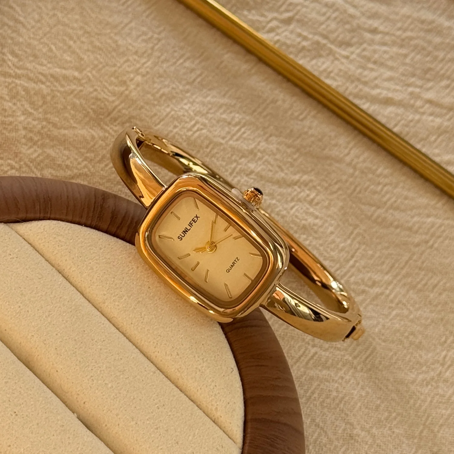 SUNLIFEX Minimalist Brand Women's Watches Stylish Bracelet Design Gold Watch Square Dial Wristwatches Clock Dress Montre Femme
SUNLIFEX Minimalist Brand Women's Watches Stylish Bracelet Design Gold Watch Square Dial Wristwatches Clock Dress Montre Femme