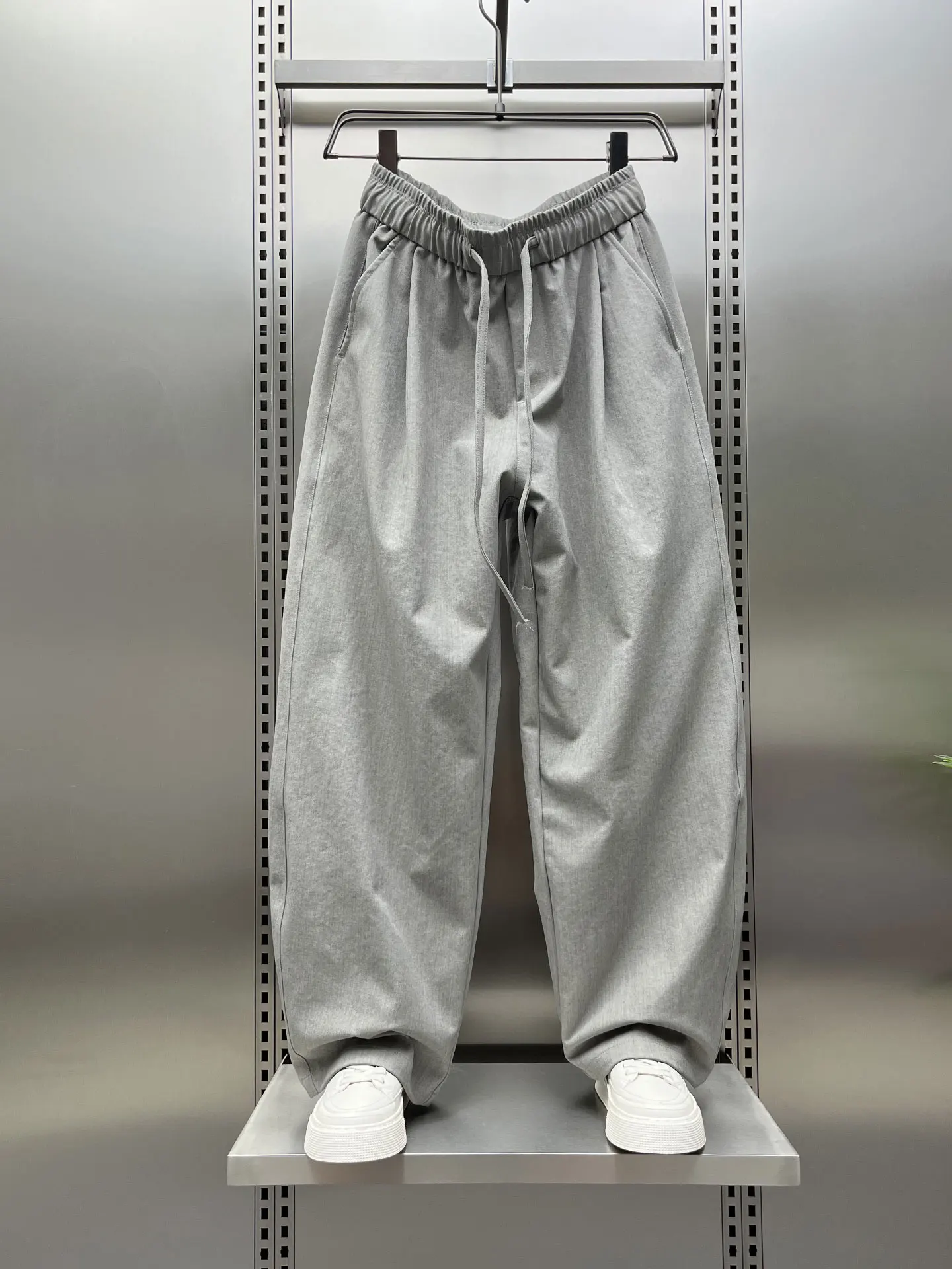 Модные повседневные широкие брюки, мужские свободные осенние длинные брюки прямого кроя, универсальные брюки-ножи с сложенной талией
Модные повседневные широкие брюки, мужские свободные осенние длинные брюки прямого кроя, универсальные брюки-ножи с сложенной талией