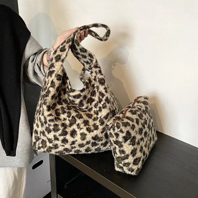 Fashionable Leather Women's Tote Bag Luxury Brand Classic Elegant Chic Hardware Vintage Commuter Bag
Fashionable Leather Women's Tote Bag Luxury Brand Classic Elegant Chic Hardware Vintage Commuter Bag