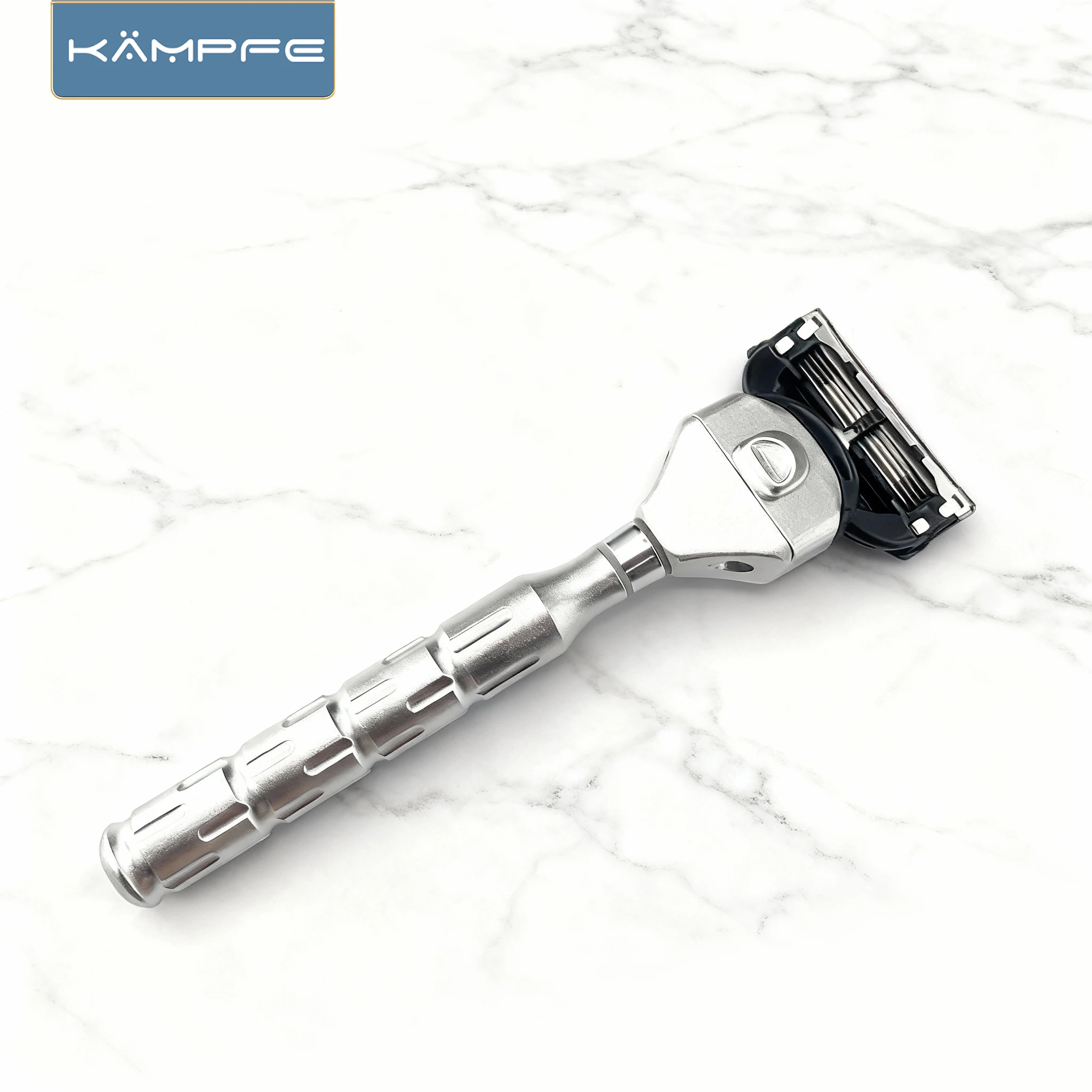 Алюминиевая классическая ручная бритва KAMPFE с 4 сменными лезвиями для гладкого бритья, идеально подходит для ежедневного использования.
Алюминиевая классическая ручная бритва KAMPFE с 4 сменными лезвиями для гладкого бритья, идеально подходит для ежедневного использования.