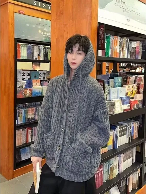 Американская вязаная шапка в стиле ретро, кардиган, мужской и женский свободный свитер для пар, пальто, уютная повседневная одежда, удобная посадка
Американская вязаная шапка в стиле ретро, кардиган, мужской и женский свободный свитер для пар, пальто, уютная повседневная одежда, удобная посадка