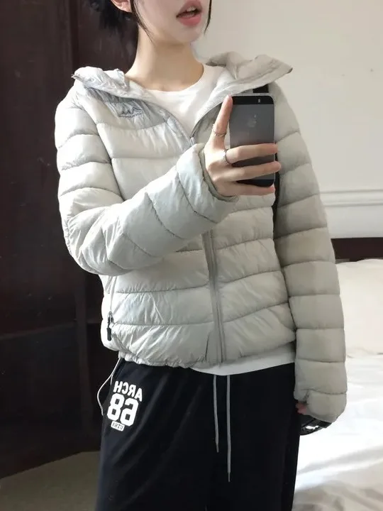 Korean Sle Women's Winter Cotton Jaet Lightweight Long Sve Hooded Outdoor Coat Slimming Thin Bone Design Casual Faion
Korean Sle Women's Winter Cotton Jaet Lightweight Long Sve Hooded Outdoor Coat Slimming Thin Bone Design Casual Faion