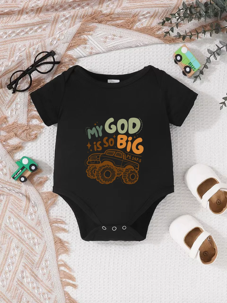 Playful letter-printed baby short-sleeve triangle bodysuit. Button closure for easy dressing
Playful letter-printed baby short-sleeve triangle bodysuit. Button closure for easy dressing