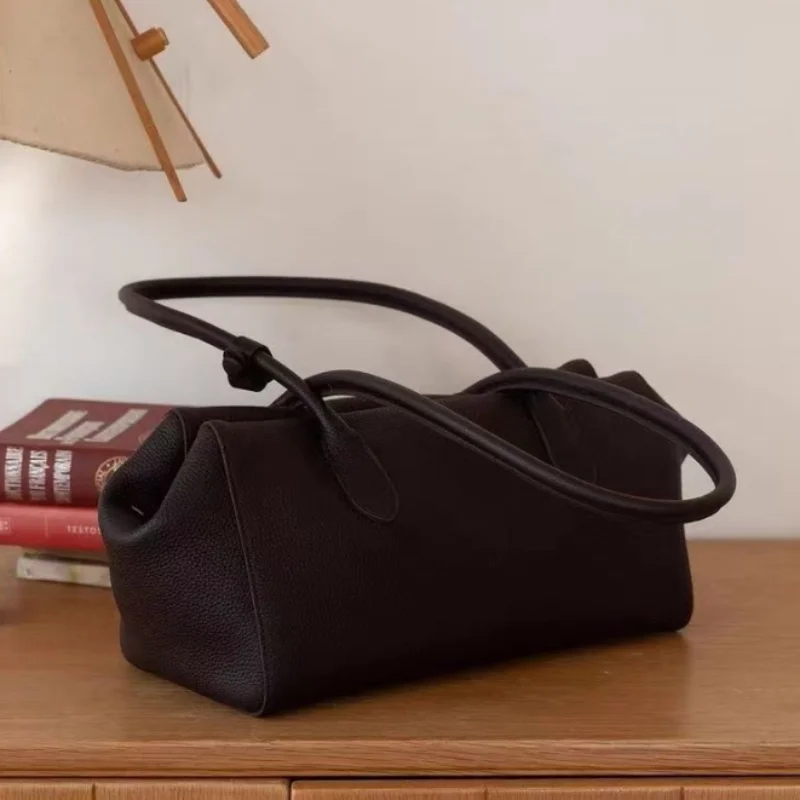 New Fashion Boston Bowling Bag Niche Design Solid Color Simple Shoulder Bag For Women Large Capacity Pillow Bags Brand Handbag
New Fashion Boston Bowling Bag Niche Design Solid Color Simple Shoulder Bag For Women Large Capacity Pillow Bags Brand Handbag