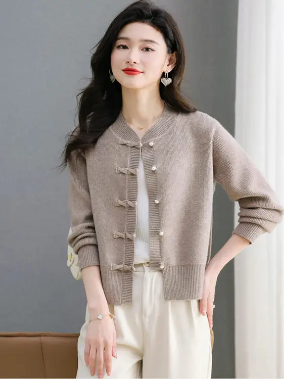 New Chinese Style Pure Color Knitted Sweater Coat Women's Button up Short Outerwear Elegant Loose Fit Long Sleeve round Neck
New Chinese Style Pure Color Knitted Sweater Coat Women's Button up Short Outerwear Elegant Loose Fit Long Sleeve round Neck