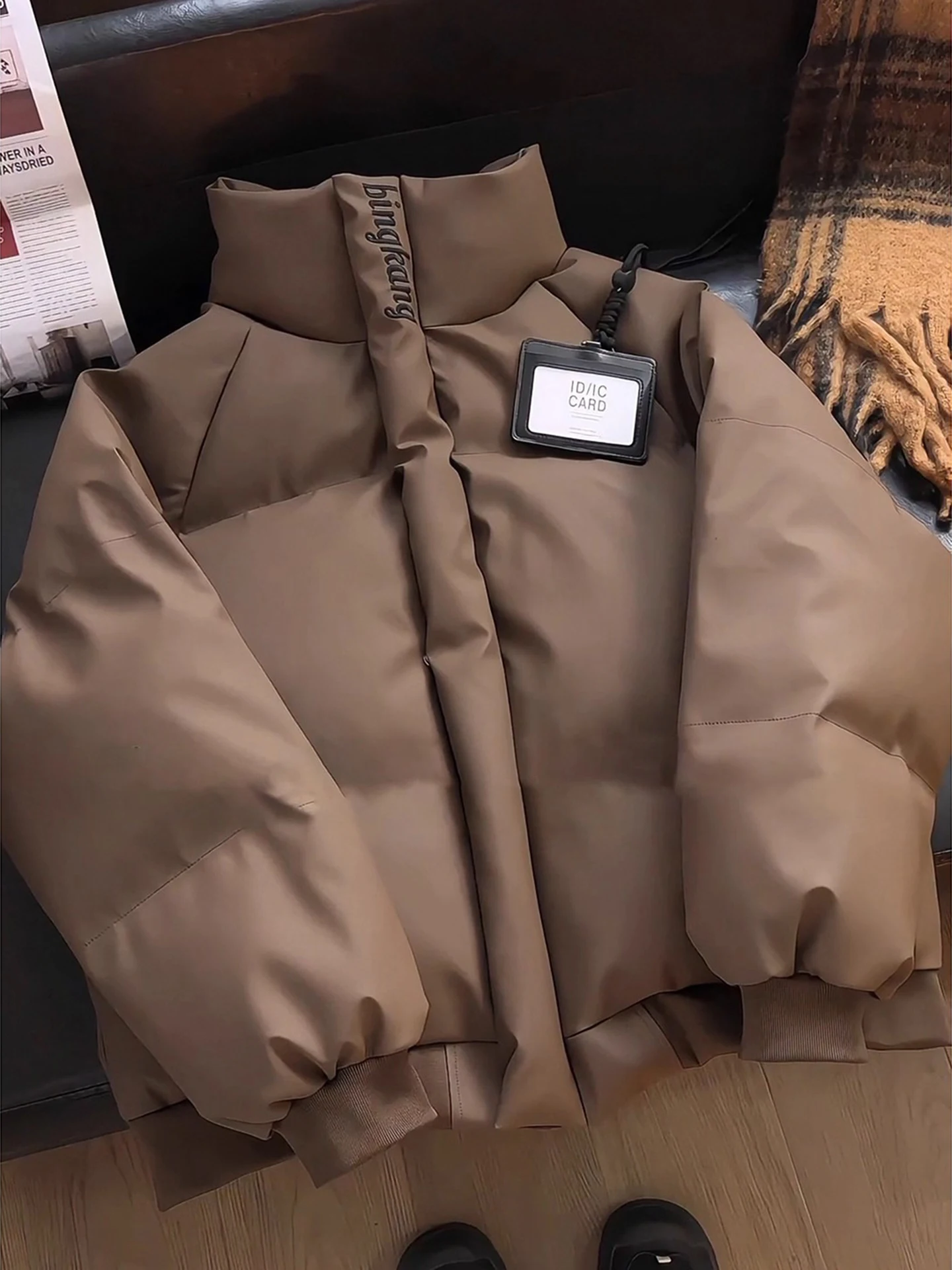 Мужская зимняя теплая куртка из искусственной кожи с вышивкой, воротником-стойкой, утепленная, свободного кроя, с длинными рукавами
Мужская зимняя теплая куртка из искусственной кожи с вышивкой, воротником-стойкой, утепленная, свободного кроя, с длинными рукавами