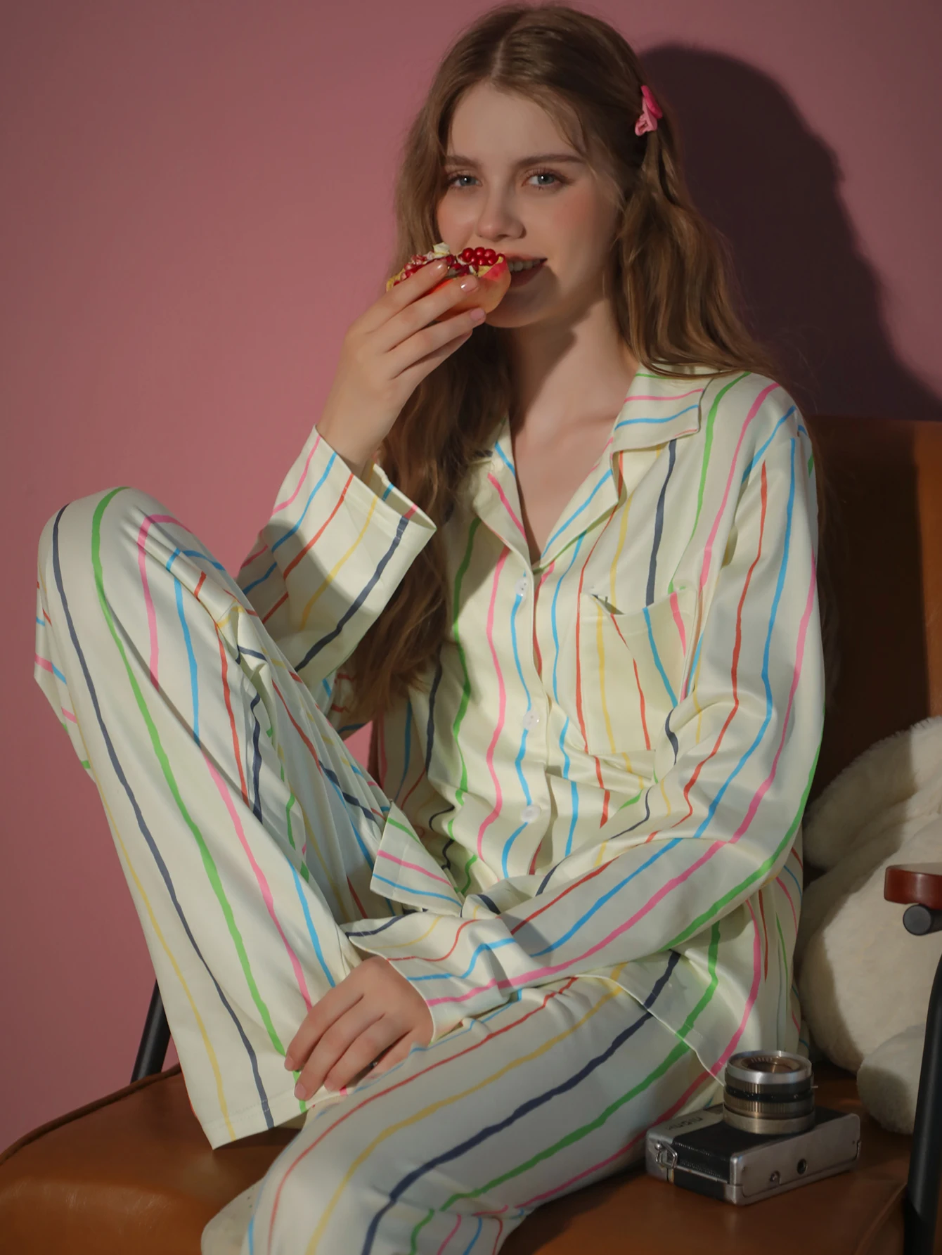 Женский пижамный комплект из двух предметов с длинными рукавами, кардиган с красочным полосатым узором и брюки на осень-зиму и весну
Женский пижамный комплект из двух предметов с длинными рукавами, кардиган с красочным полосатым узором и брюки на осень-зиму и весну