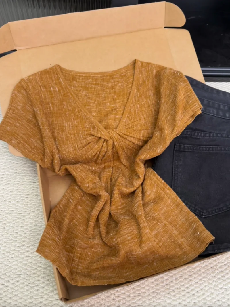 Summer Short Sleeve Knitted Sweater Women's V-Neck Twist Design Slimming Top Korean Style Straight Cut Silk Blend Commute Wear
Summer Short Sleeve Knitted Sweater Women's V-Neck Twist Design Slimming Top Korean Style Straight Cut Silk Blend Commute Wear