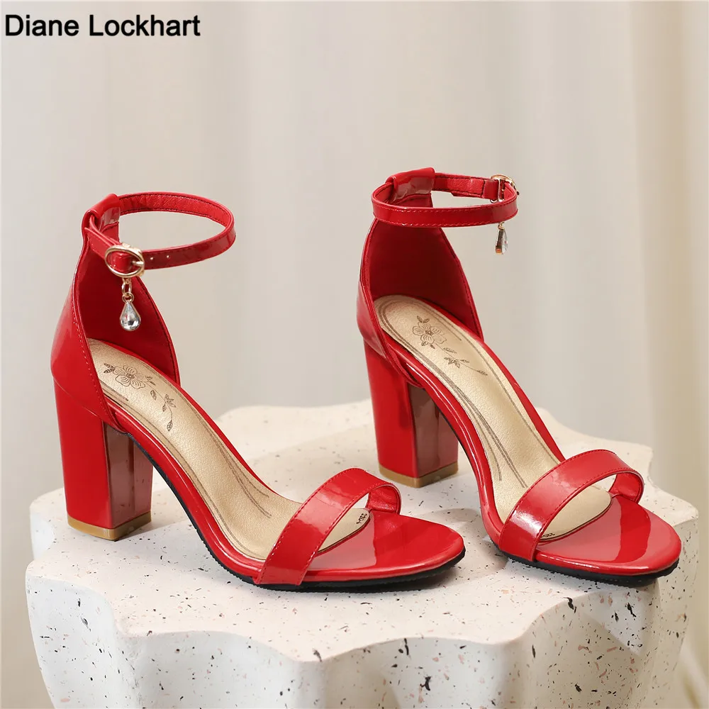 Женские пикантные сандалии на высоком каблуке с открытым носком из лакированной кожи на толстом каблуке, свадебная обувь для вечеринок, женские сандалии-гладиаторы с пряжкой и ремешком, красные
Женские пикантные сандалии на высоком каблуке с открытым носком из лакированной кожи на толстом каблуке, свадебная обувь для вечеринок, женские сандалии-гладиаторы с пряжкой и ремешком, красные