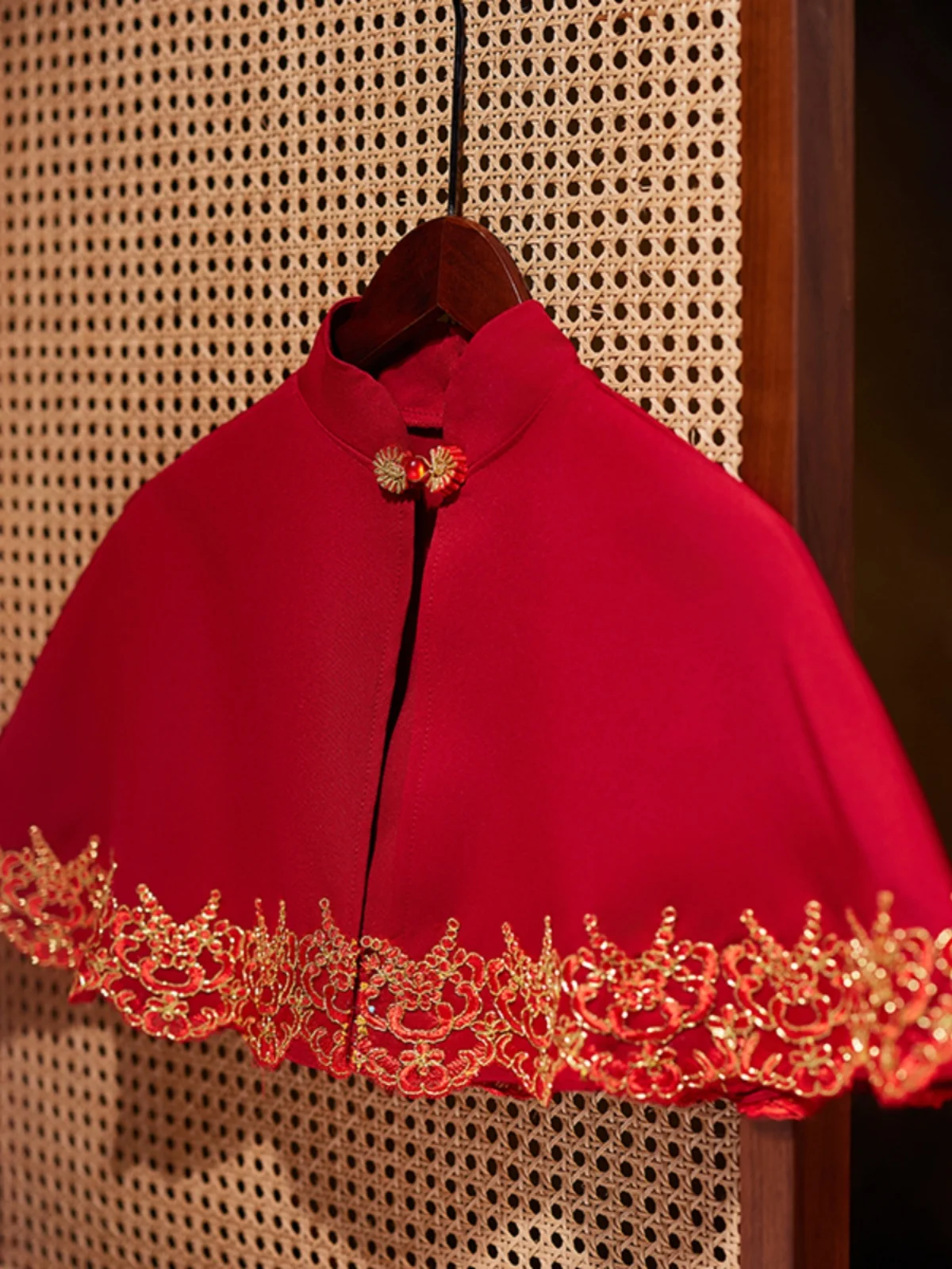 Новое атласное пальто с воротником-стойкой, свободного кроя, с кружевной вышивкой, женское, модное, универсальное, с накидкой на плечи, в стиле феи
Новое атласное пальто с воротником-стойкой, свободного кроя, с кружевной вышивкой, женское, модное, универсальное, с накидкой на плечи, в стиле феи