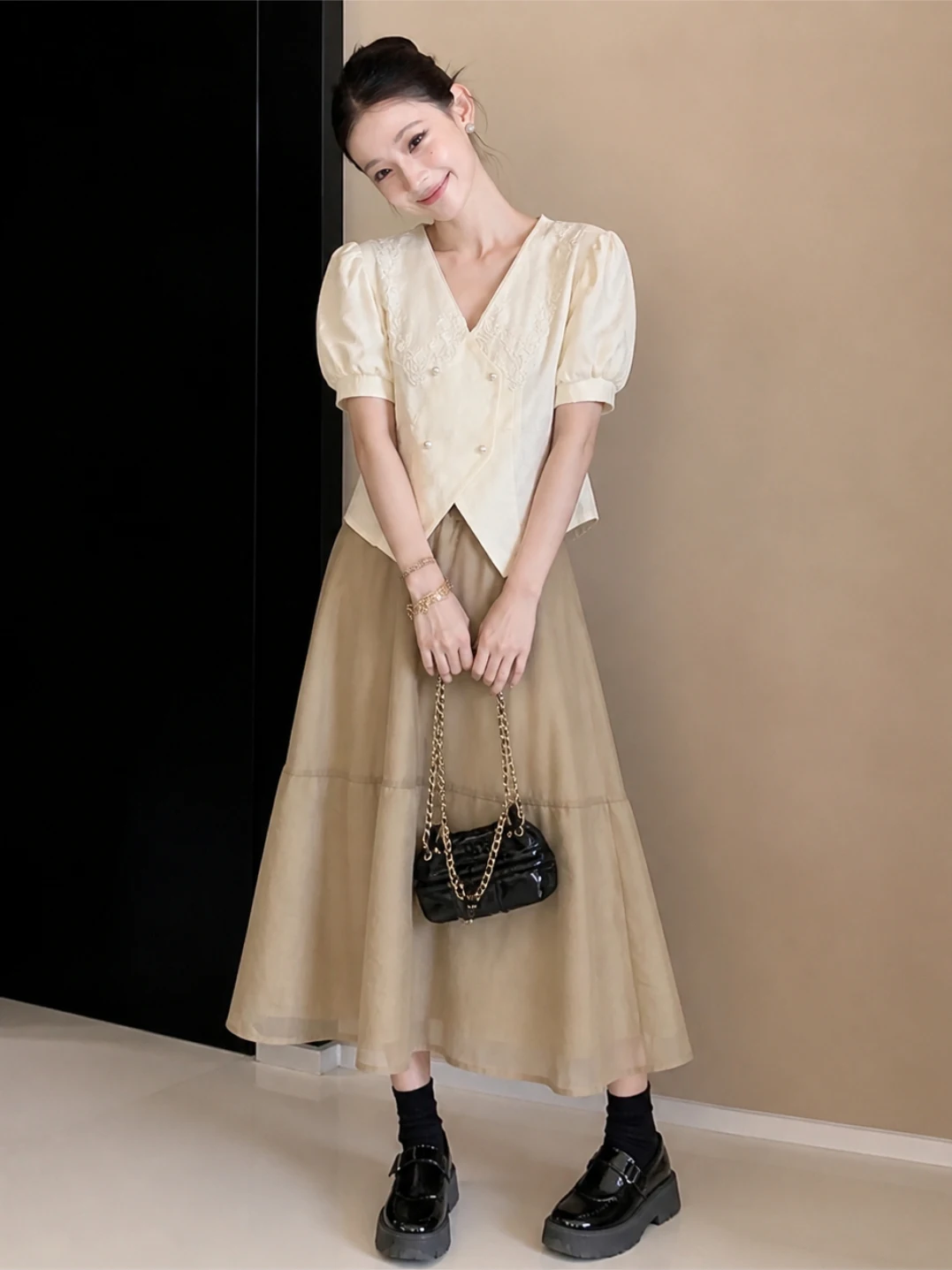 plus Size Women's V-Neck Bubble Sleeve Top And Midi Skirt Set Summer Double Button Flip Collar Slimming Fashion Workwear
plus Size Women's V-Neck Bubble Sleeve Top And Midi Skirt Set Summer Double Button Flip Collar Slimming Fashion Workwear