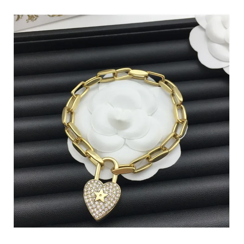 Hot-selling Classic Bracelet Women's Light Luxury Retro Diamond-encrusted Bracelet
Hot-selling Classic Bracelet Women's Light Luxury Retro Diamond-encrusted Bracelet