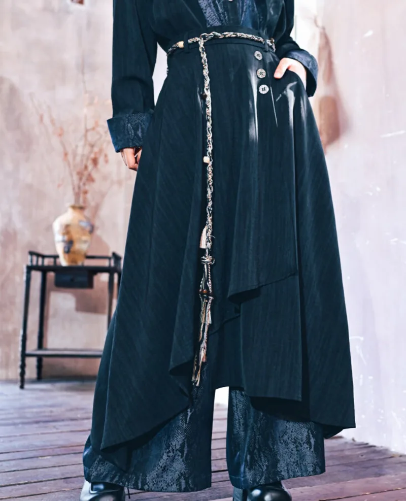 New Chinese Style Snake Pattern Premium Feel Wide-leg Pants Culottes Women Splice Irregular Pants Carnival Halloween Cosplay
New Chinese Style Snake Pattern Premium Feel Wide-leg Pants Culottes Women Splice Irregular Pants Carnival Halloween Cosplay