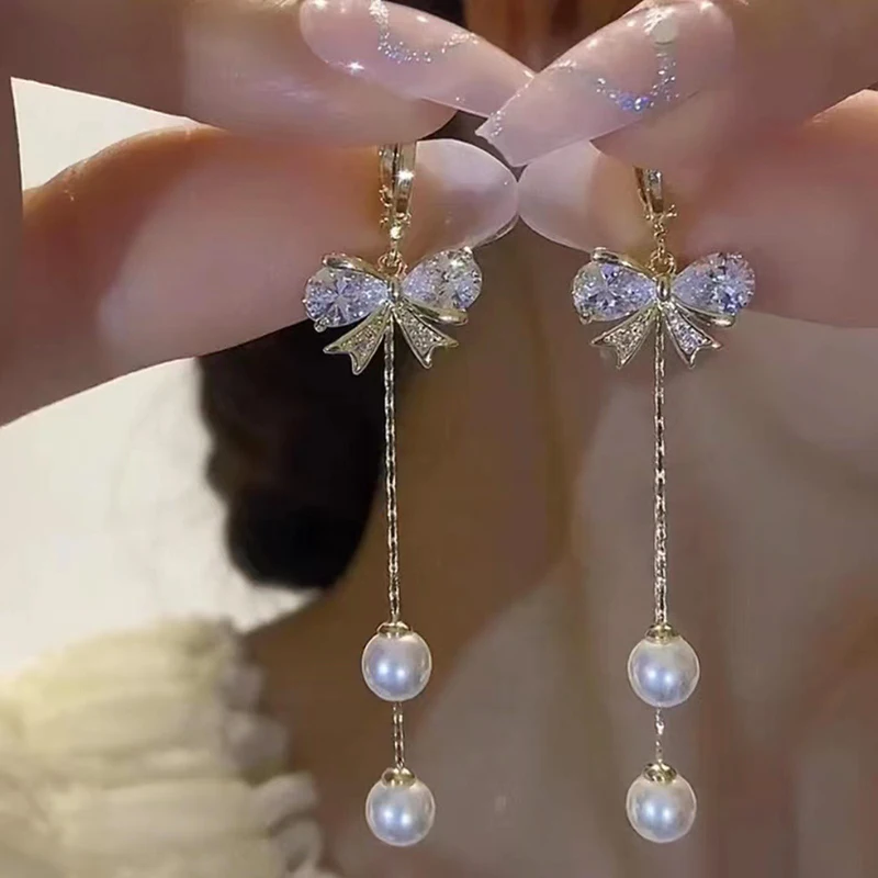 New Rhinestone Bow Pendant Long Pearl Tassel Gold Color Earrings for Women Fashion Elegant Light Luxury Girl Party Trend Jewelry
New Rhinestone Bow Pendant Long Pearl Tassel Gold Color Earrings for Women Fashion Elegant Light Luxury Girl Party Trend Jewelry