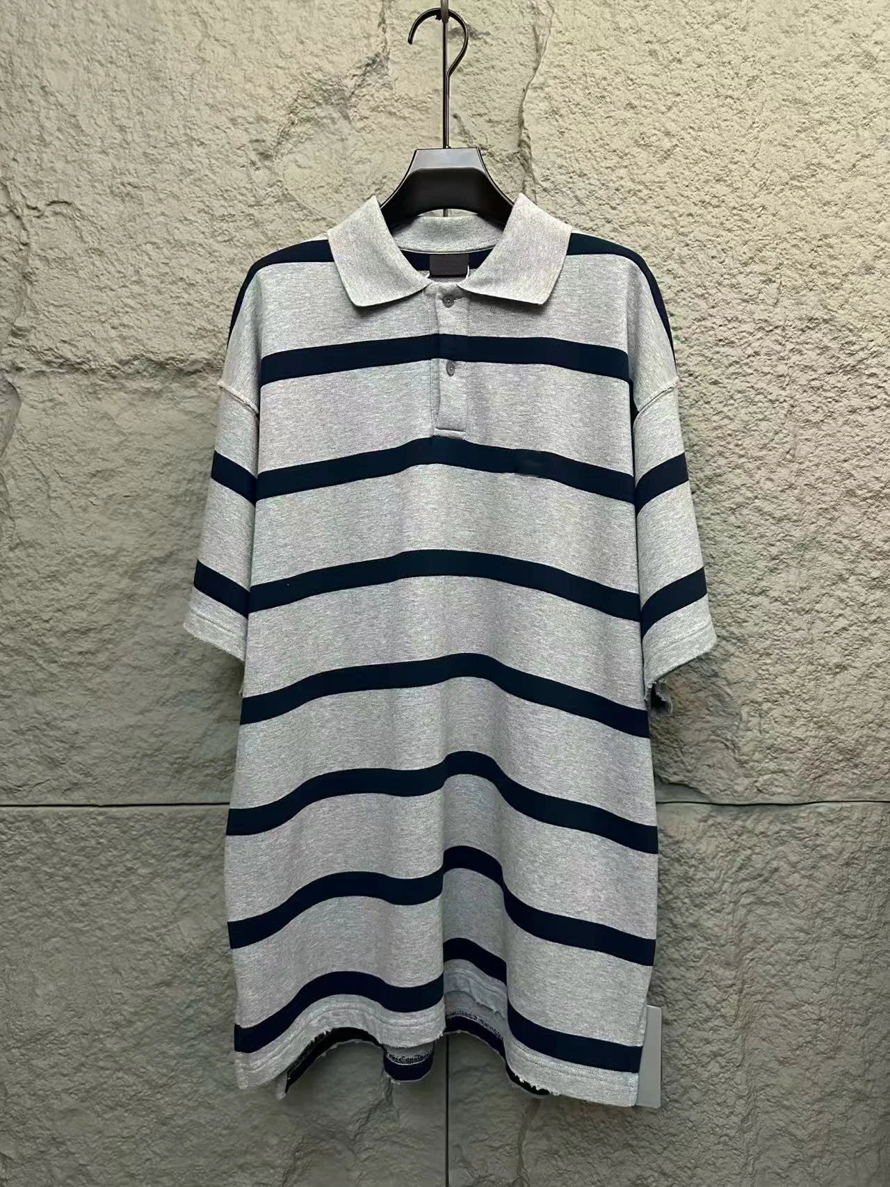 Unisex fashion clothing - New spring/summer pullover shirt with a turned-down collar. Front short, back long design.
Unisex fashion clothing - New spring/summer pullover shirt with a turned-down collar. Front short, back long design.