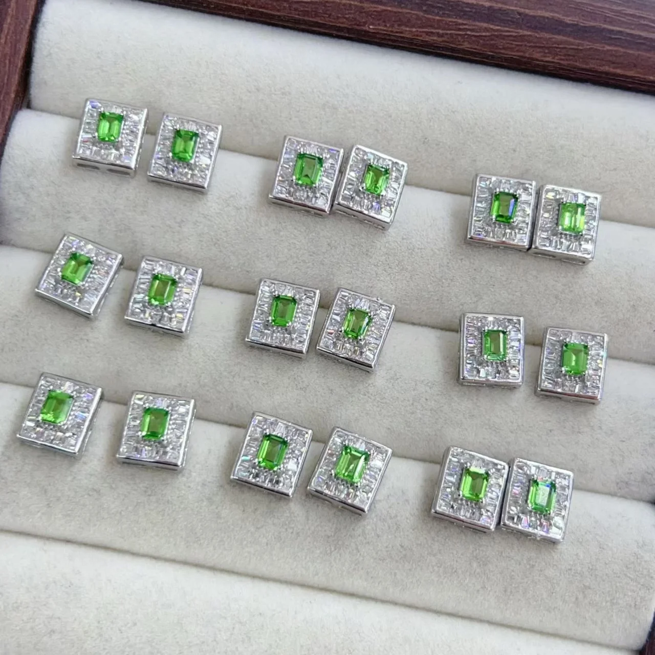 Certified 925 Silver Natural Tsavorite Ear Stud Tiny Piercing Fine Earring for Women Men Unisex Semi-precious Jewelry Wife Gifts
Certified 925 Silver Natural Tsavorite Ear Stud Tiny Piercing Fine Earring for Women Men Unisex Semi-precious Jewelry Wife Gifts