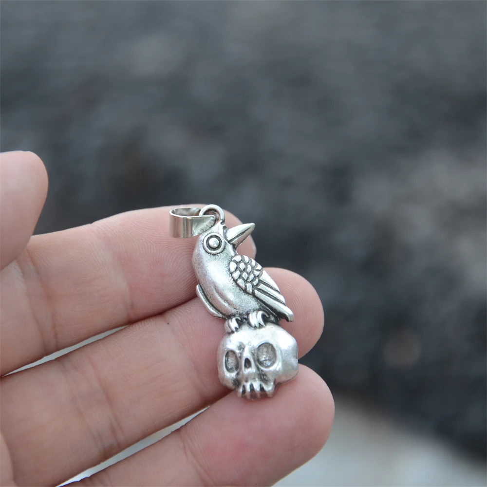 1pcs Wicca Punk Small Raven Standing On Skull Pendant Necklace Gothic Witchcraft Jewelry
1pcs Wicca Punk Small Raven Standing On Skull Pendant Necklace Gothic Witchcraft Jewelry