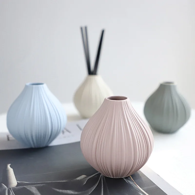 Mini Ceramic Vase Modern Minimalist Small Vase Decorative Ornament Creative Aromatherapy Flower Arrangement
Mini Ceramic Vase Modern Minimalist Small Vase Decorative Ornament Creative Aromatherapy Flower Arrangement