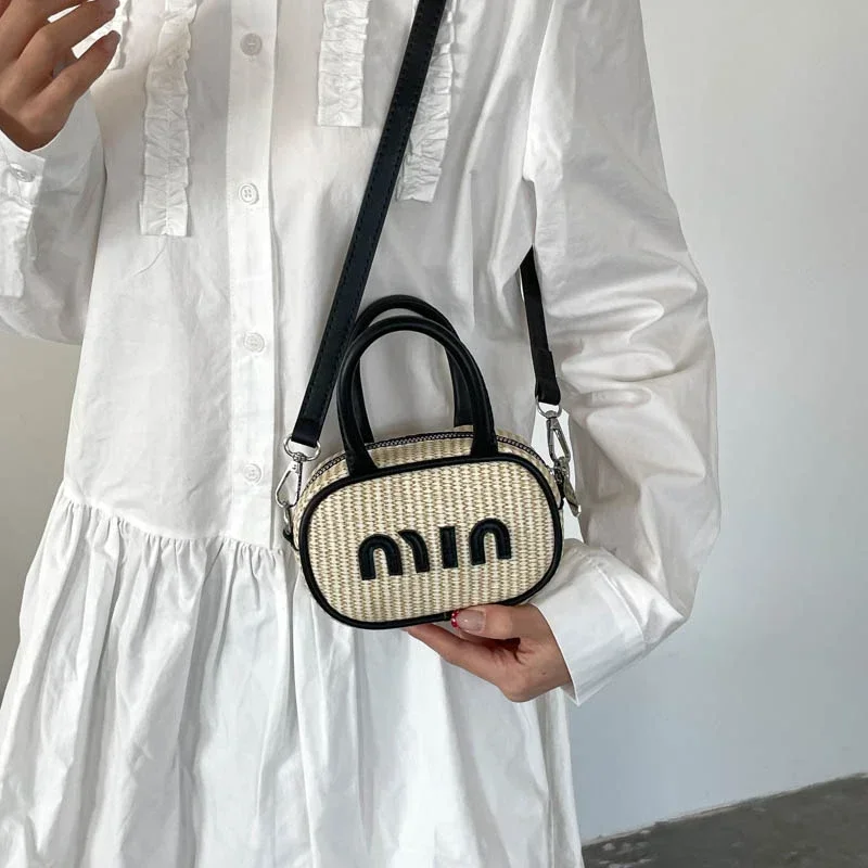 Elegant women's zipper shoulder bag, high-quality women's handbag, casual and portable crossbody bag with designer letter logo
Elegant women's zipper shoulder bag, high-quality women's handbag, casual and portable crossbody bag with designer letter logo