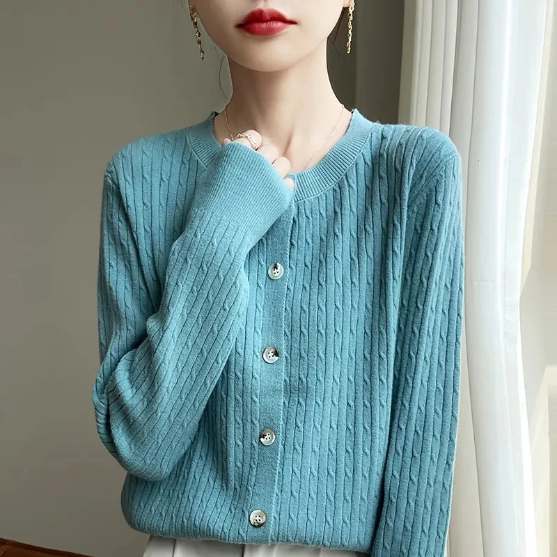 Xiaoxiangfeng Knitwear Women's Spring 2025 New Female Temperament Round Neck Coat Ladies Loose Sweater Cardigan Slim Top
Xiaoxiangfeng Knitwear Women's Spring 2025 New Female Temperament Round Neck Coat Ladies Loose Sweater Cardigan Slim Top