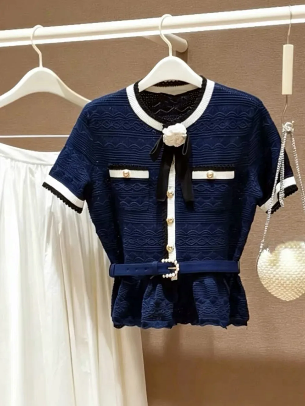 Elegant Blue Knot Short Sleeve round Neck Open Cardigan Women's High-End Version European Style Luxury Color Block Top
Elegant Blue Knot Short Sleeve round Neck Open Cardigan Women's High-End Version European Style Luxury Color Block Top