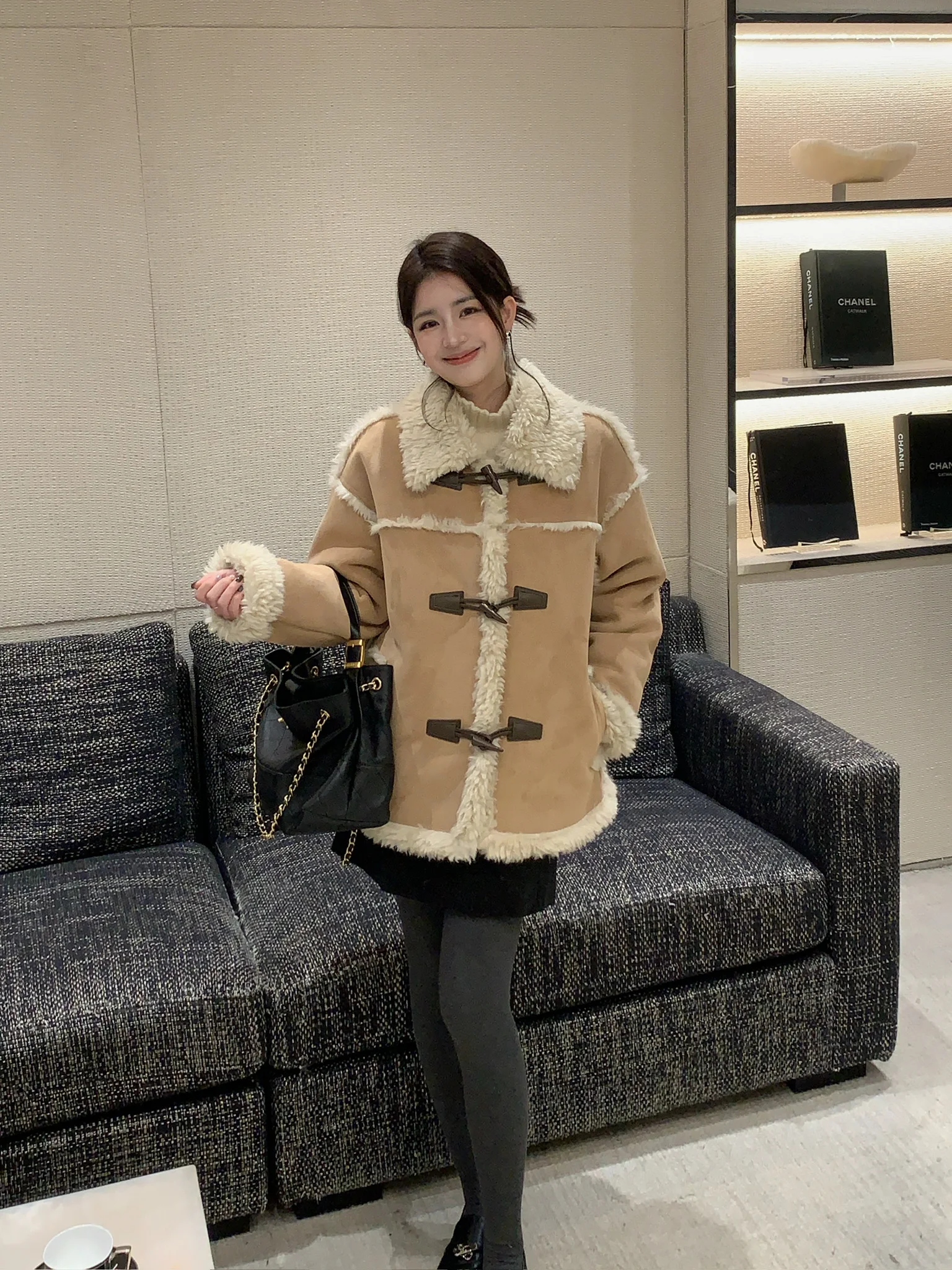 Теплая женская верхняя одежда: замшевое пальто с воротником из искусственного меха в корейском стиле, модель P258074, для повседневной носки, с длинными рукавами, стандартный крой.
Теплая женская верхняя одежда: замшевое пальто с воротником из искусственного меха в корейском стиле, модель P258074, для повседневной носки, с длинными рукавами, стандартный крой.