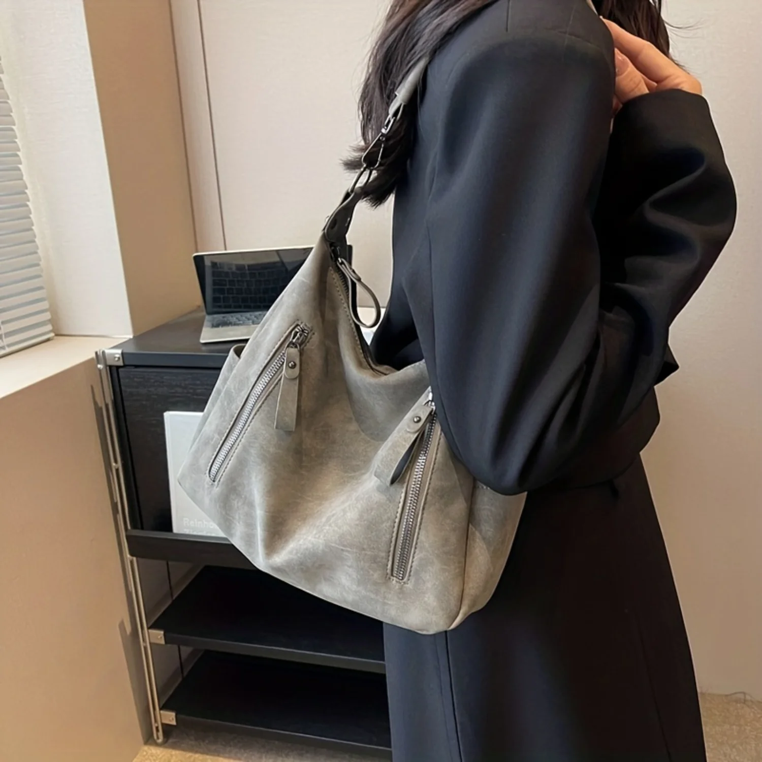 Vintage PU Leather Shoulder Bag for Women | Stylish Large Capacity Hobo Handbag & Purse
Vintage PU Leather Shoulder Bag for Women | Stylish Large Capacity Hobo Handbag & Purse