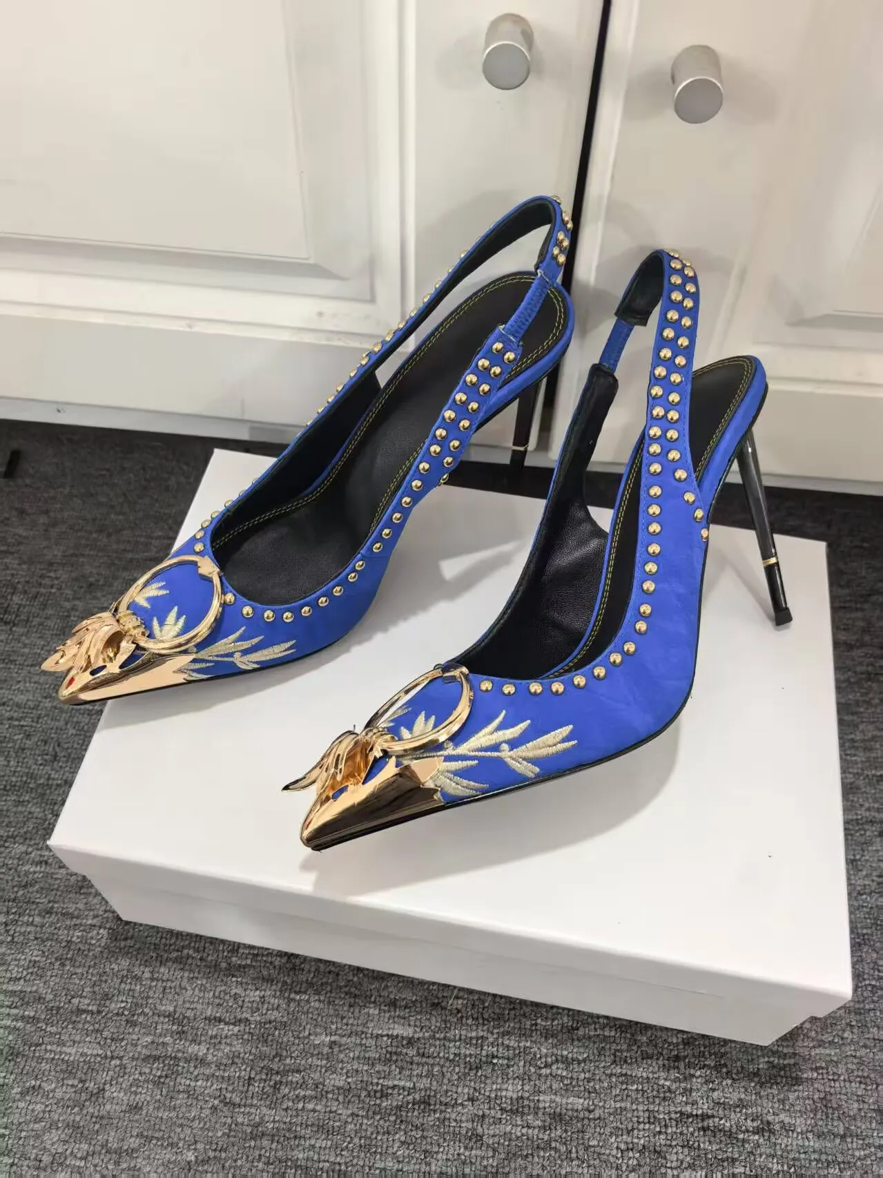 Green Embroidery Metal Pointed Toe Sandals Rivet Decoration Golden Ring Slingback Thin High Heels Women Sexy Stilettos Shoes
Green Embroidery Metal Pointed Toe Sandals Rivet Decoration Golden Ring Slingback Thin High Heels Women Sexy Stilettos Shoes