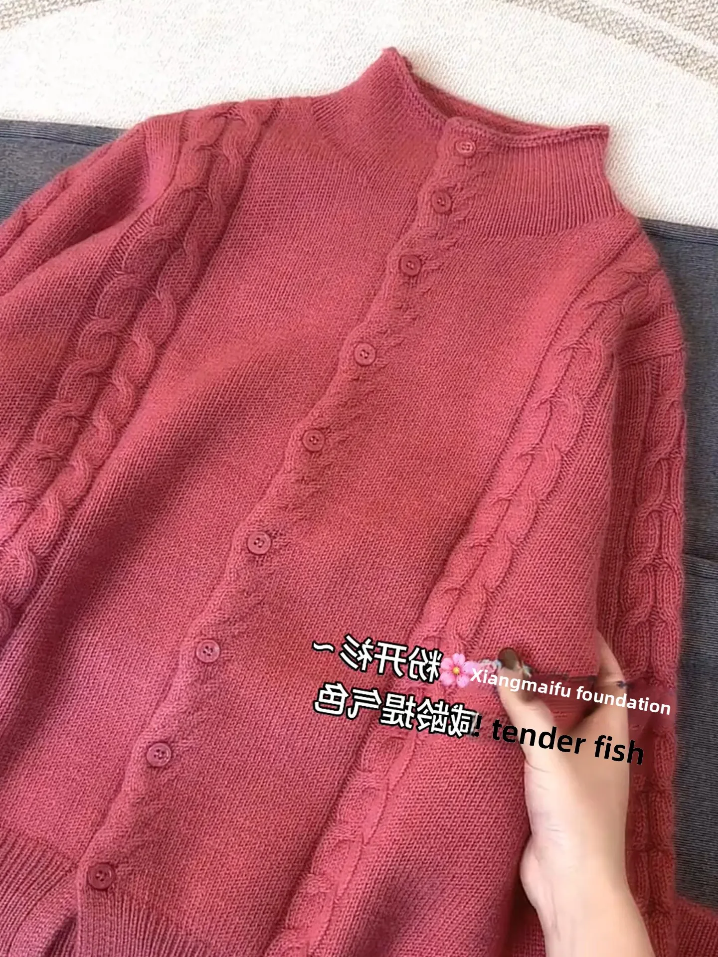 Зимний теплый вязаный свитер с длинными рукавами на одной пуговице, мягкий, универсальный, женский, модный, для повседневной носки, свободного кроя, стандартной длины
Зимний теплый вязаный свитер с длинными рукавами на одной пуговице, мягкий, универсальный, женский, модный, для повседневной носки, свободного кроя, стандартной длины