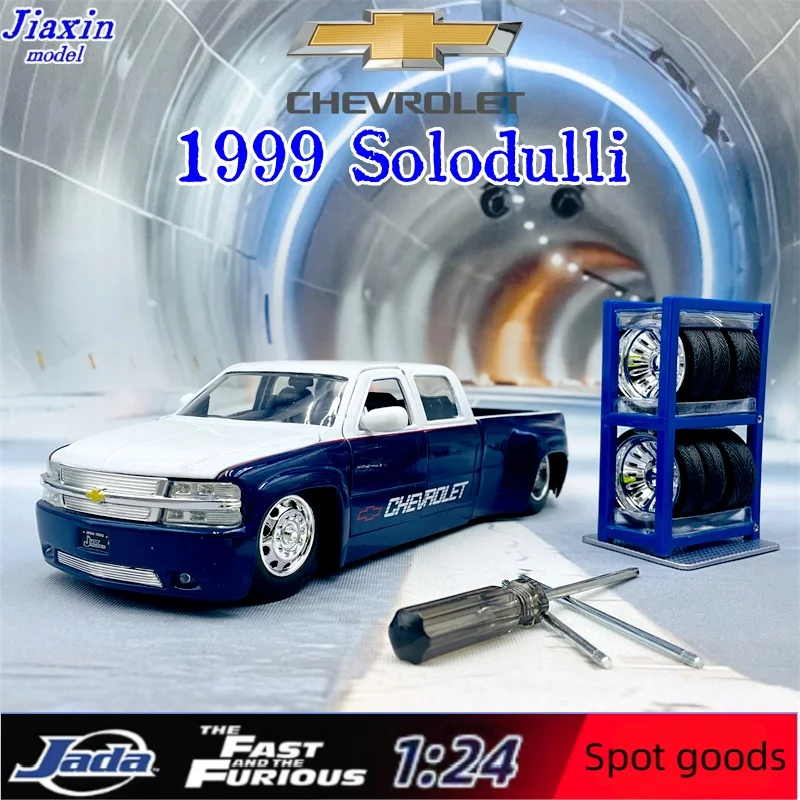 Jada 1:24 1999 Chevrolet Silverado double die cast car with tire frame alloy model for children's gift collection ornament
Jada 1:24 1999 Chevrolet Silverado double die cast car with tire frame alloy model for children's gift collection ornament