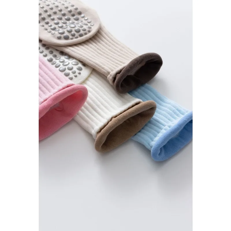 Стильные цветные носки для пилатеса средней длины с нескользящей подошвой для йоги, танцев и фитнеса в помещении, пара спортивных носков
Стильные цветные носки для пилатеса средней длины с нескользящей подошвой для йоги, танцев и фитнеса в помещении, пара спортивных носков