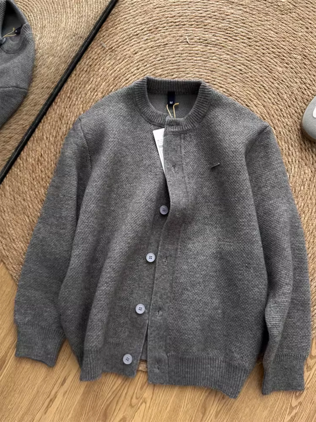 Мужской вязаный кардиган премиум-класса на пуговицах с воротником-стойкой, свободного кроя, роскошный, универсальный свитер-жакет, модный, осенне-зимний, повседневный
Мужской вязаный кардиган премиум-класса на пуговицах с воротником-стойкой, свободного кроя, роскошный, универсальный свитер-жакет, модный, осенне-зимний, повседневный