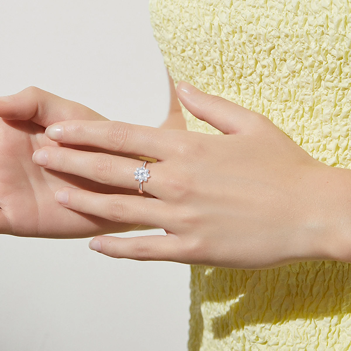 Кольцо SDOOU Dazzling с муассанитом 1 карат в форме цветка, серебро 925 пробы, сертифицированное, с покрытием из белого золота 18 карат, для помолвки
Кольцо SDOOU Dazzling с муассанитом 1 карат в форме цветка, серебро 925 пробы, сертифицированное, с покрытием из белого золота 18 карат, для помолвки