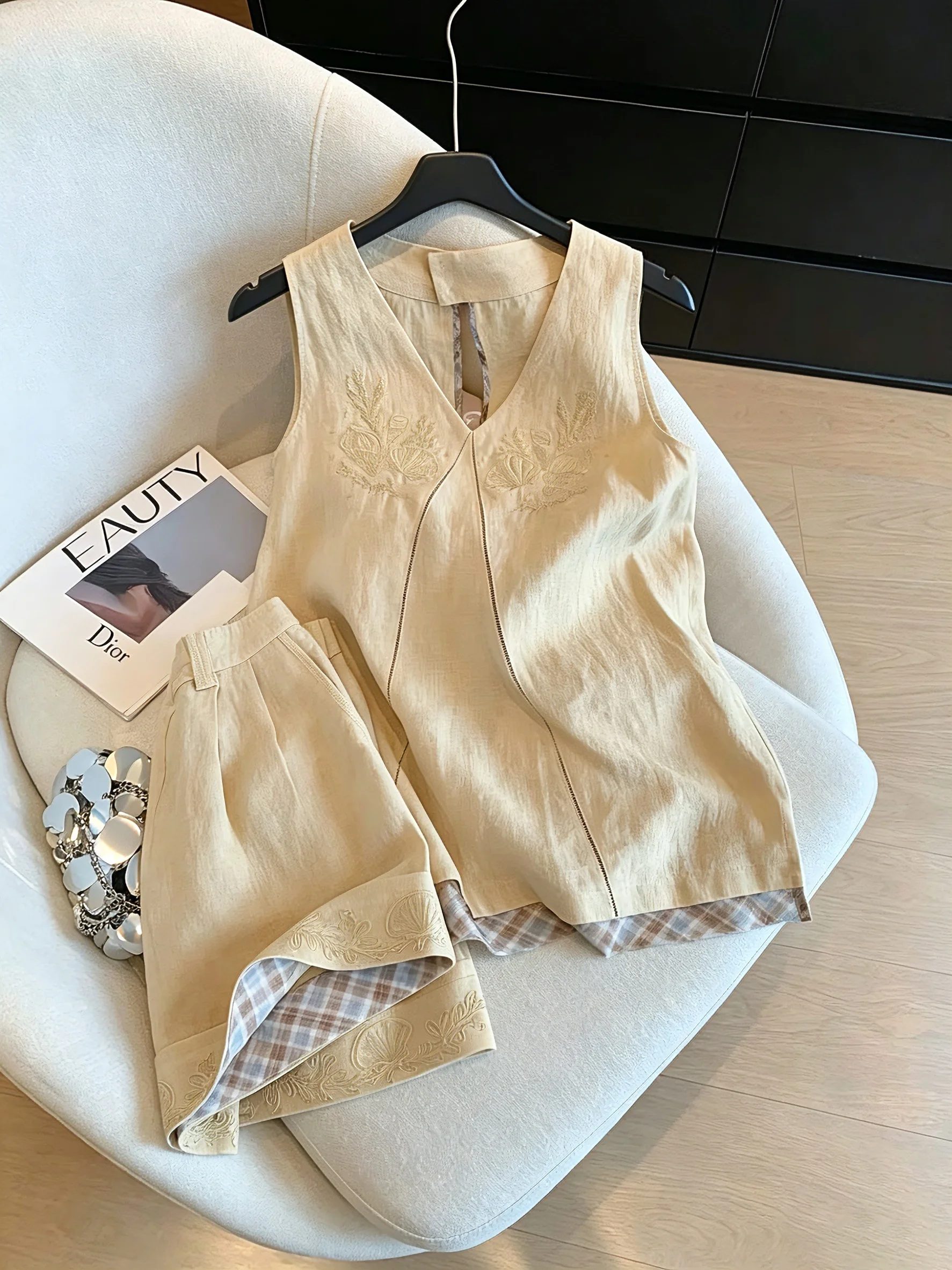 Casual Embroidered V-neck Floral Front Summer Fashion Two-piece Set Breathable Short Sleeve Top And Shorts Ensemble for Women
Casual Embroidered V-neck Floral Front Summer Fashion Two-piece Set Breathable Short Sleeve Top And Shorts Ensemble for Women